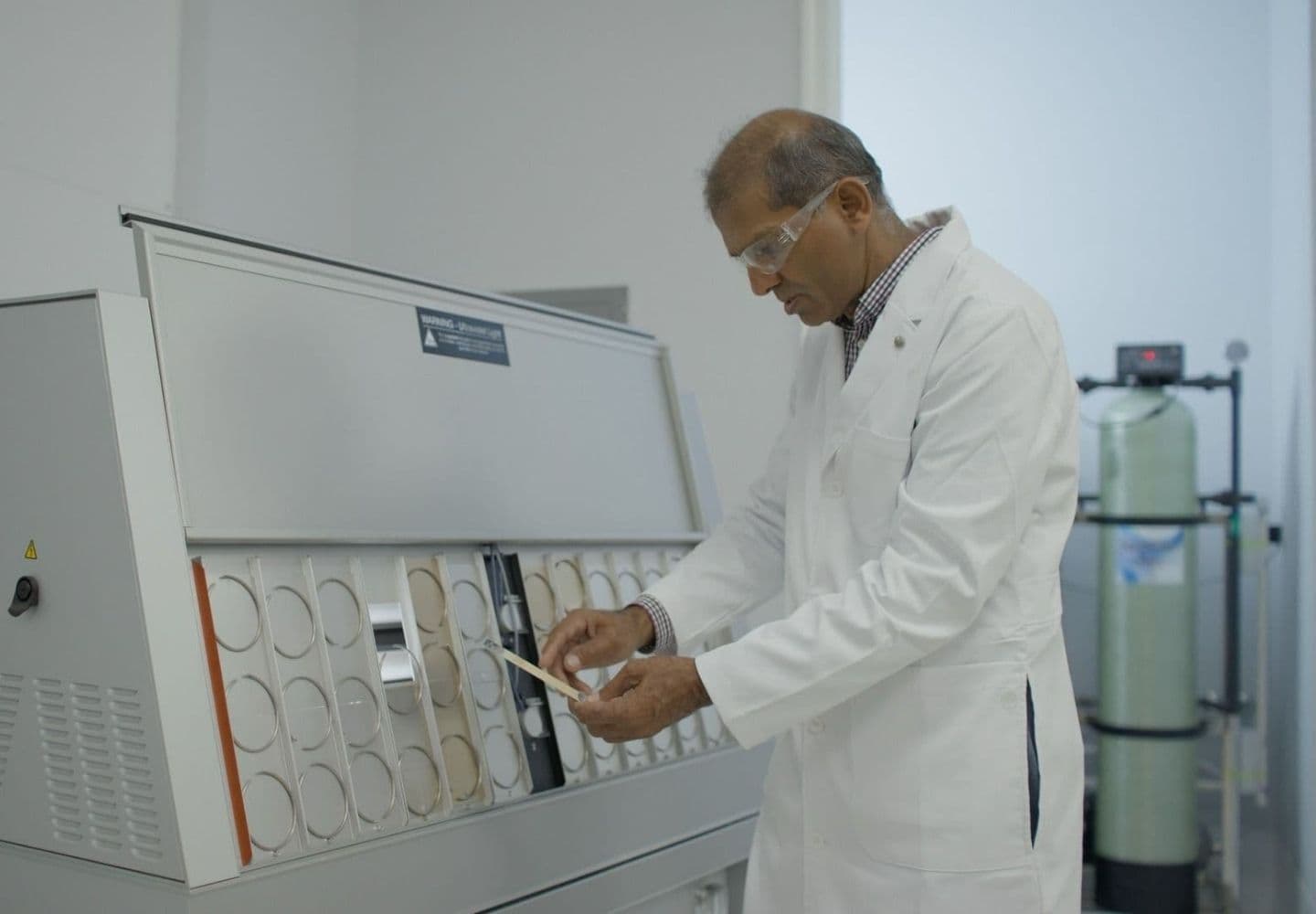 Polyaspartic vs. Epoxy Durability in Huntsville: Why One Fails